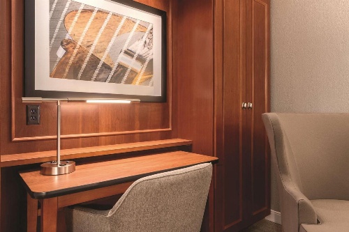 Hampton Inn By Hilton Des Moines Airport image 1