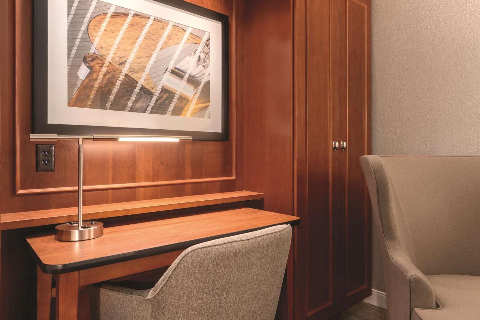 Hampton Inn By Hilton Des Moines Airport