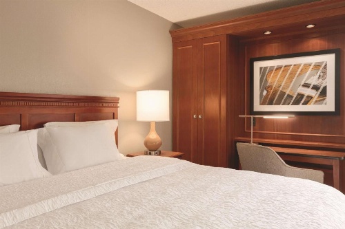 Hampton Inn By Hilton Des Moines Airport image 11