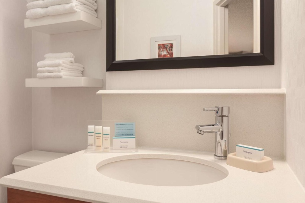 Hampton Inn By Hilton Des Moines Airport Main image