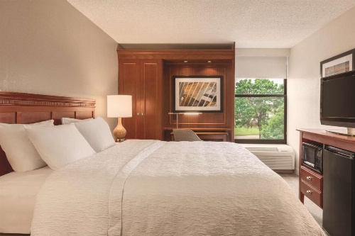 Hampton Inn By Hilton Des Moines Airport image 6